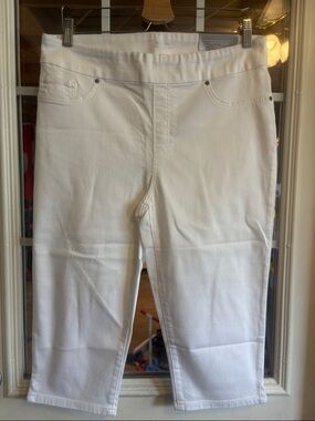 Chico's White Pull-On Capri Pants